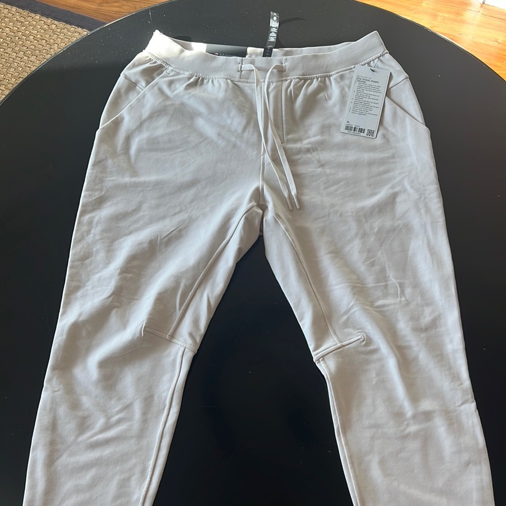 Lulu lemon Mens City Jogger’s “Shorter” Size XL Cream